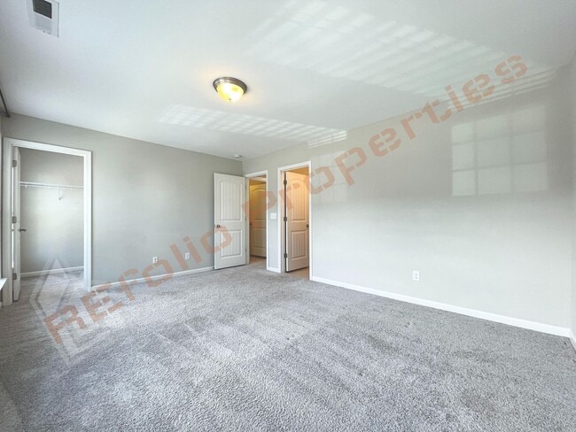 Building Photo - Beautiful End Unit 3 Story 3 bedroom, 3.5 bathroom Townhome with 2 Car-Garage in 540 Townes subdi...