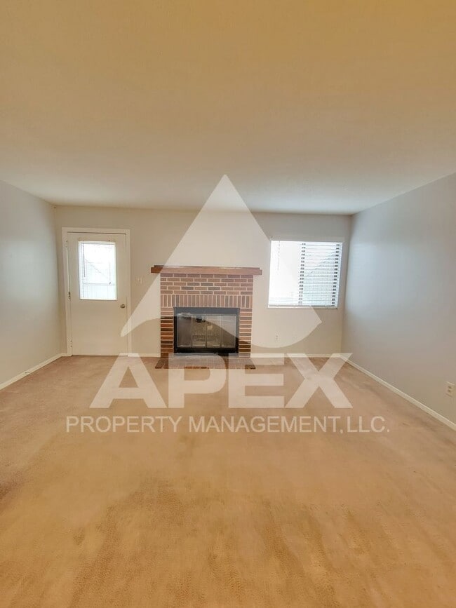 Building Photo - Beautiful 2Bd - 1.5 Bath Condo in West Kno...