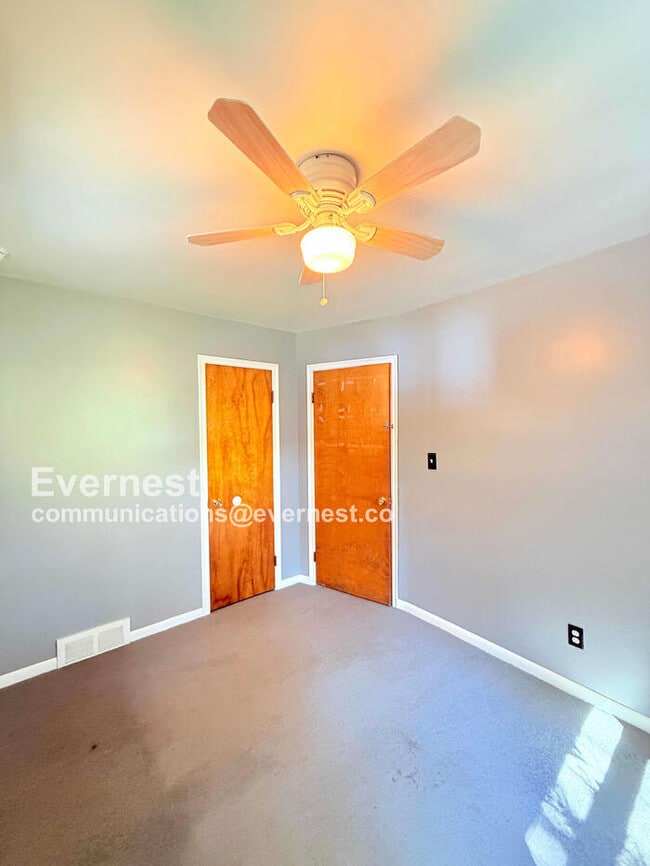 Building Photo - W/D Included! Single-Family Home w/ Centra...