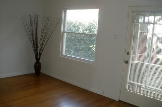 Building Photo - 3046 E Vista St