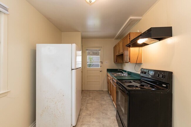 Building Photo - 817 S Plum St