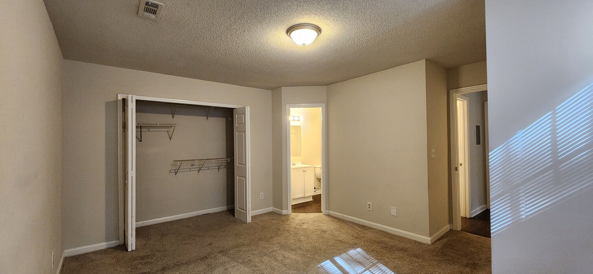 Building Photo - Room in Apartment on Cypress Pointe St