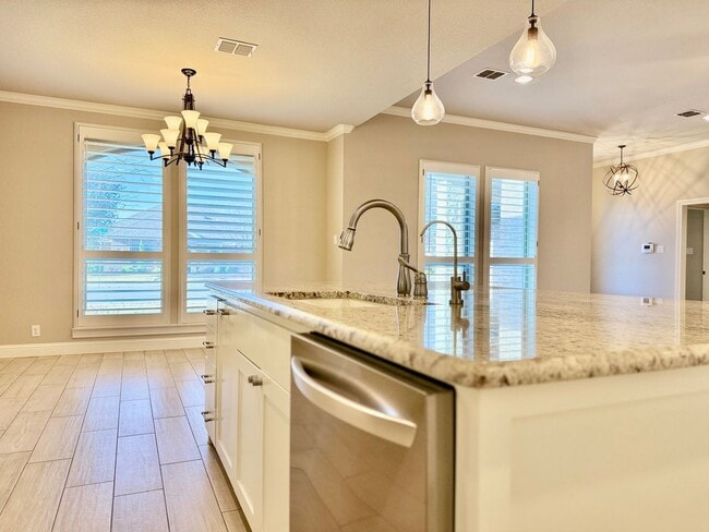 Building Photo - House For Rent