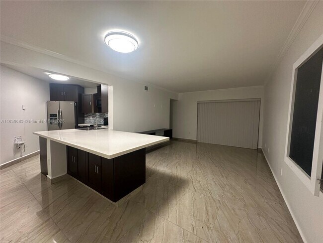 Building Photo - 9423 Fontainebleau Blvd