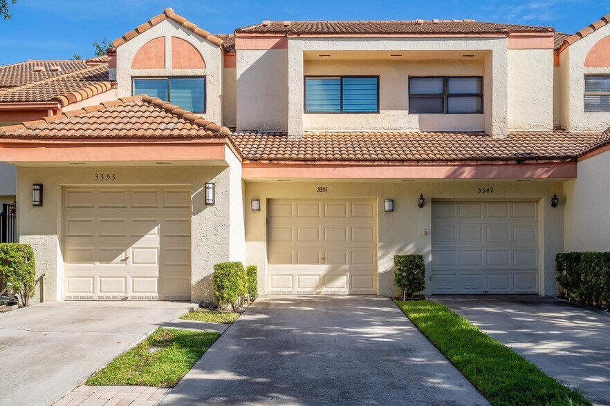 Driveway and Garage - 3351 Emerald Oaks Dr