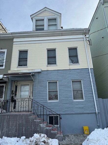 Building Photo - 221 Trenton St
