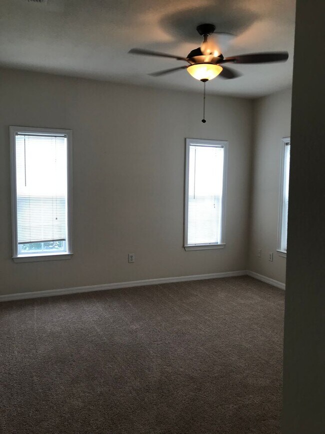 Building Photo - 3593 Conroy Rd
