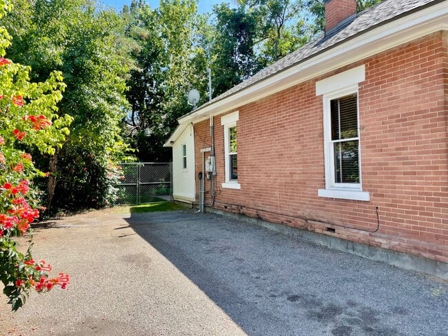 Building Photo - 160 500 S