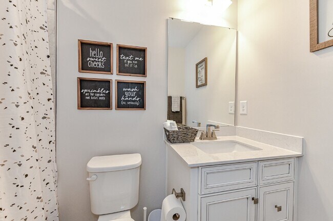Building Photo - Stunning 3-bedroom, 4.5-bath townhome nest...
