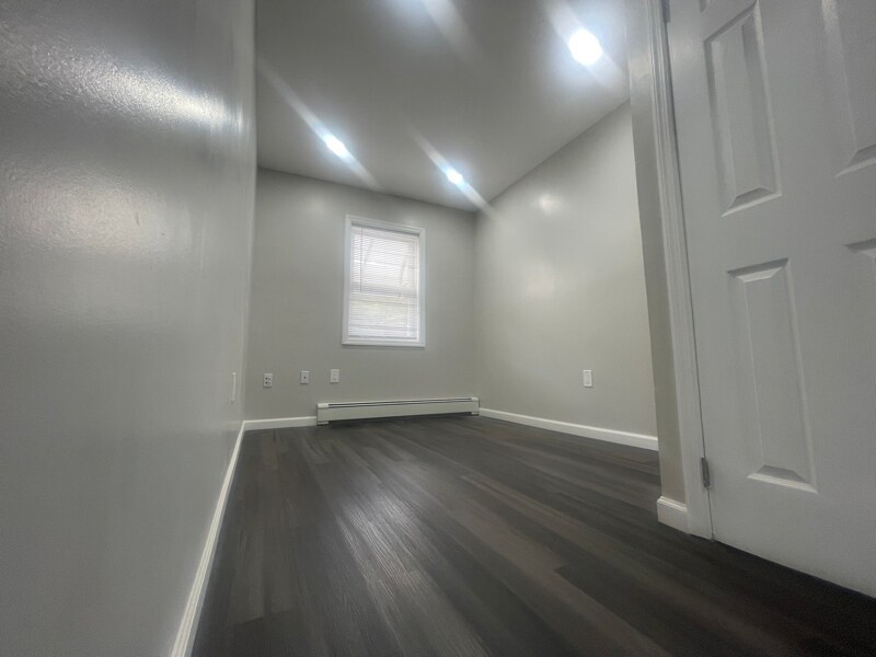 Building Photo - 825 Ashford St