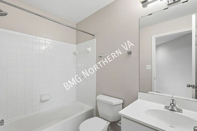 Building Photo - 1881 Crescent Park Dr