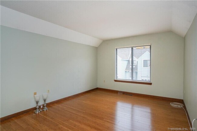 Building Photo - 9 Red Stone Way