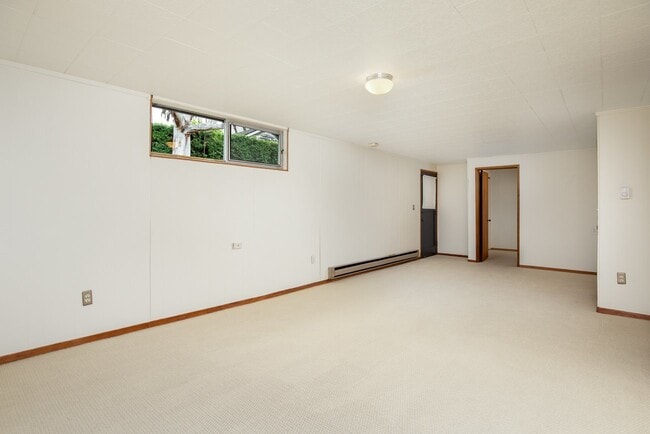 Building Photo - 3 bedroom 2 bath