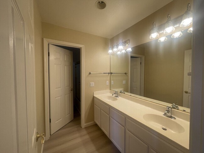 Building Photo - 4 Bedroom 3 Bath Hiddenbrook Home