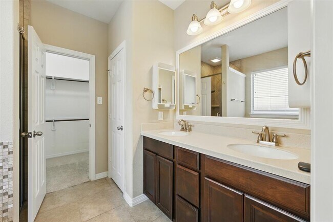 Building Photo - 27154 Harvest Pointe Ln