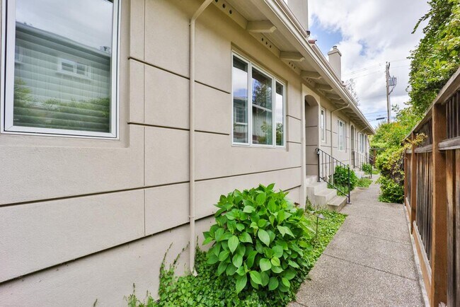 Building Photo - 492 Tyndall St