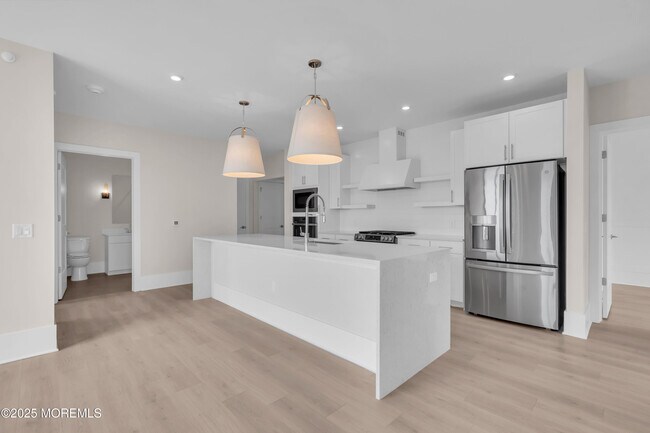 Building Photo - 218 3rd Ave
