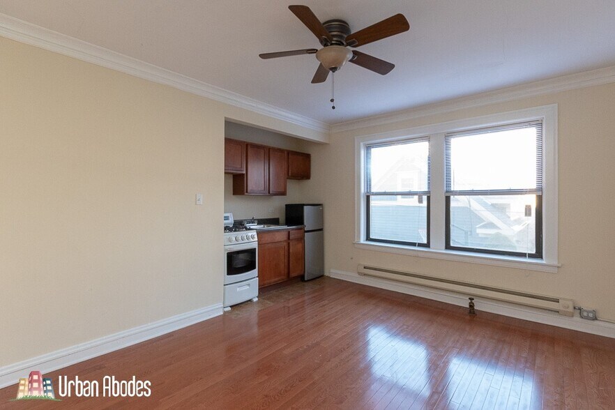 Building Photo - 4552 N Damen Ave