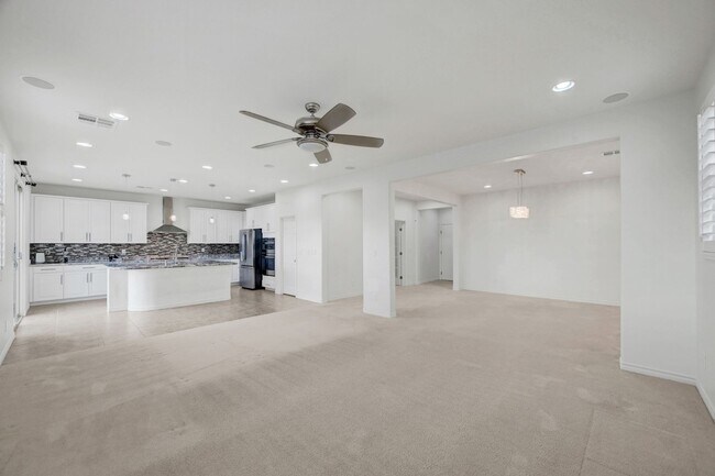 Building Photo - Stunning 4 Bedroom with Mountain Views!