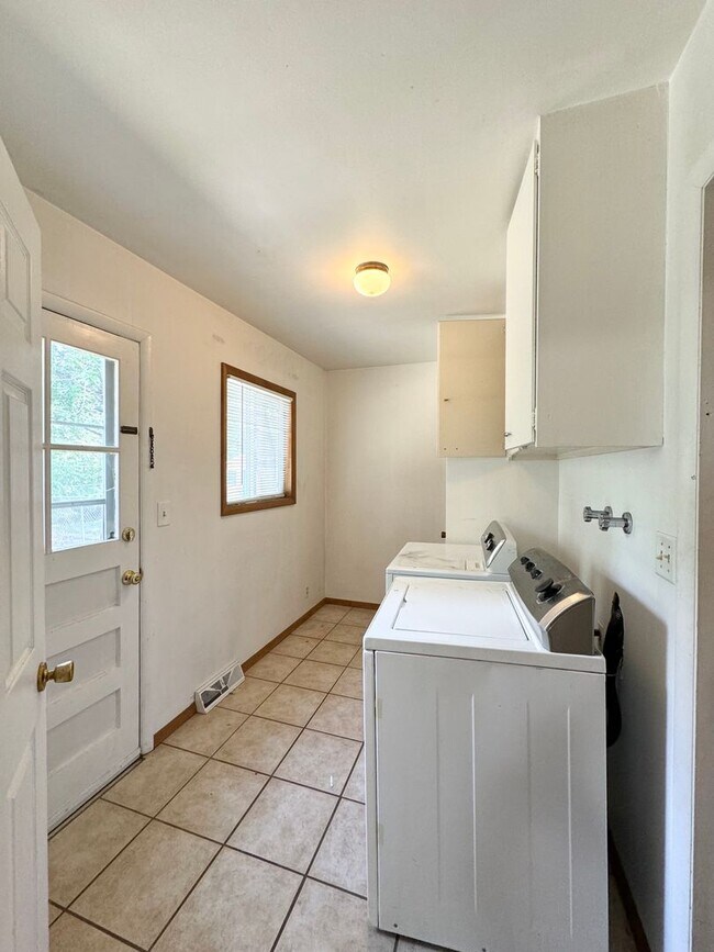 Building Photo - 3 Bed/1 Bath Home Near CSU!