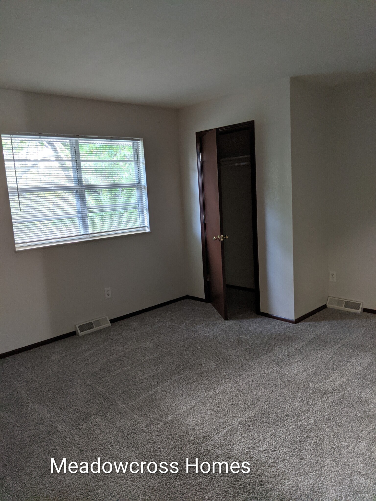 Building Photo - 2906 N River Ter