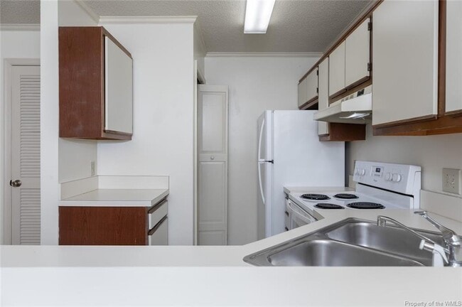 Building Photo - 105K Stratford Dr