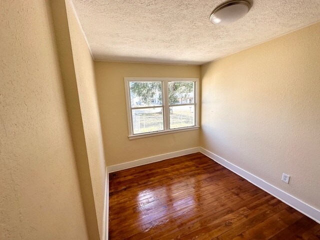 Building Photo - 2418 Crill Ave