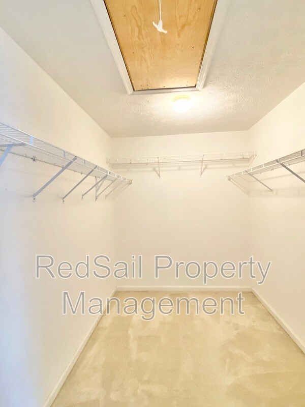 Building Photo - 200 Halles Run