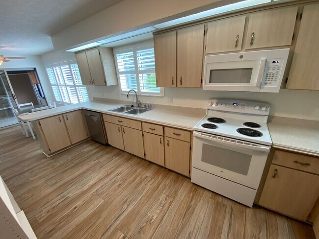 Building Photo - Welcome home to this bright, beautifully maintained 2-bedroom, 2-bath Stonecrest home, offered mo...