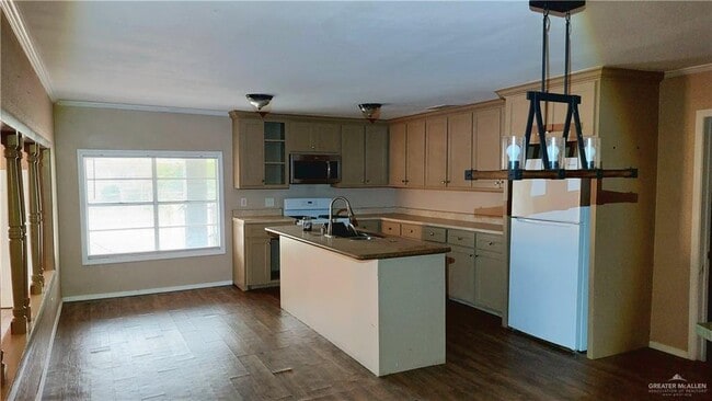 Building Photo - 10 Jesus R Cruz