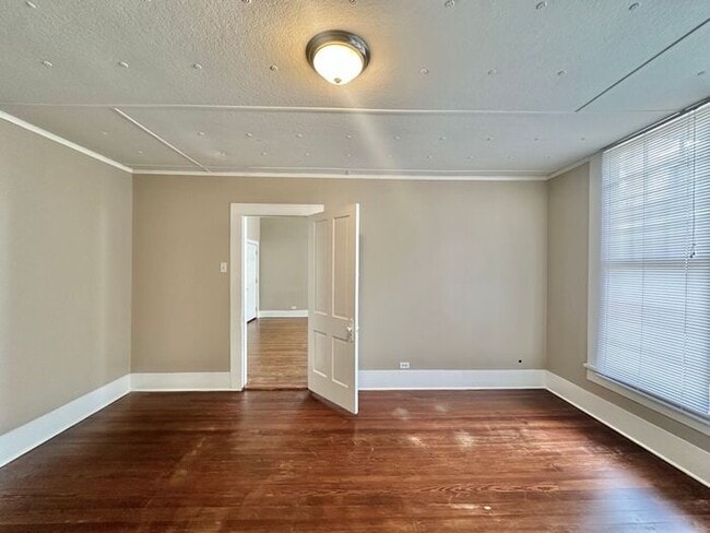 Building Photo - Charming 1-Bedroom Duplex in the Heart of ...