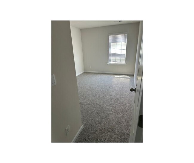 Building Photo - 1215 37th Ave Lane NE