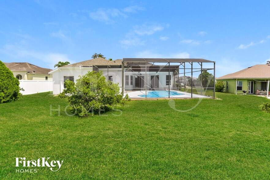 Building Photo - 733 Via Bianca Dr