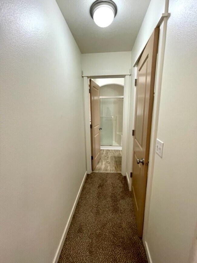 Building Photo - Single level home in NE Bend, close to sho...
