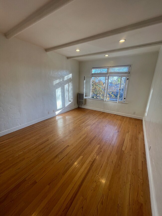 Building Photo - 152 S Peck Dr