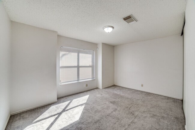 Building Photo - Welcome home to this single-story home in highly desirable Northwest Crossing