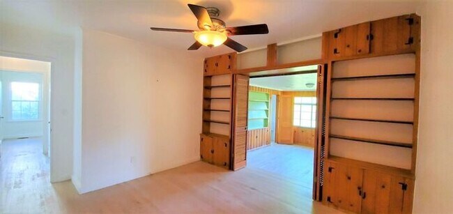 Building Photo - 3 Bed 1.5 Bath 2 car garage in Nichol's Hi...