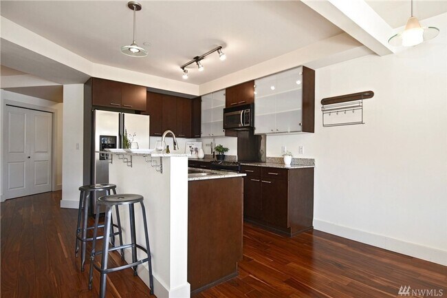 Building Photo - Spacious 1bd/1.5ba Condo in Belltown!
