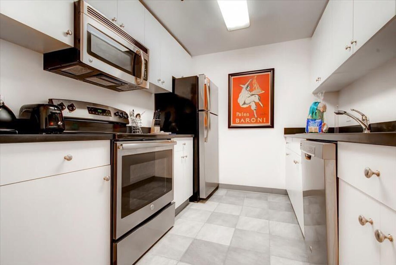 Building Photo - 330 River St