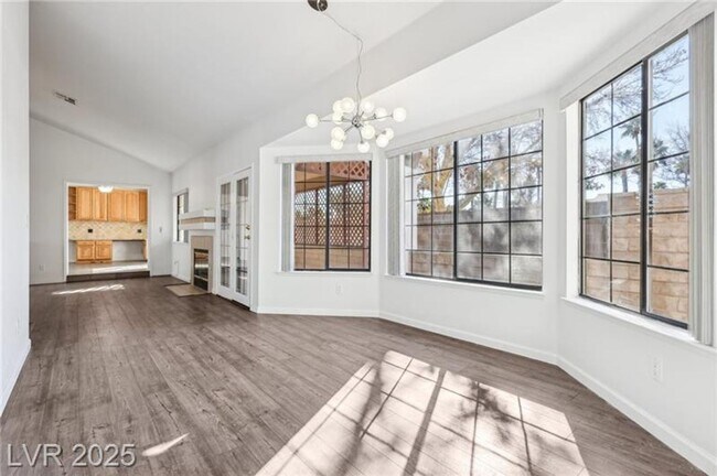 Building Photo - SPACIOUS 3BEDROOM SINGLE STORY TOWNHOME IN...
