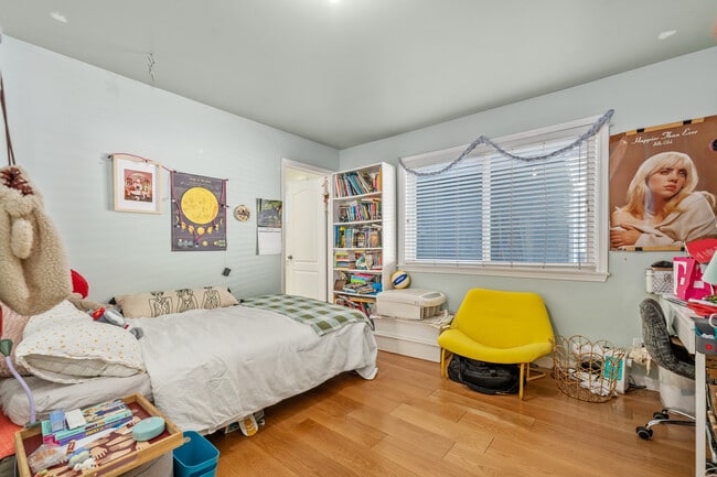 Building Photo - 20 Quarterdeck St