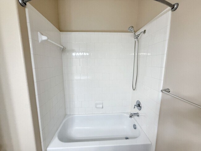 Building Photo - Beautiful, spacious 3B/2B home near the lake