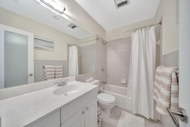 Building Photo - 2811 NE 51st St