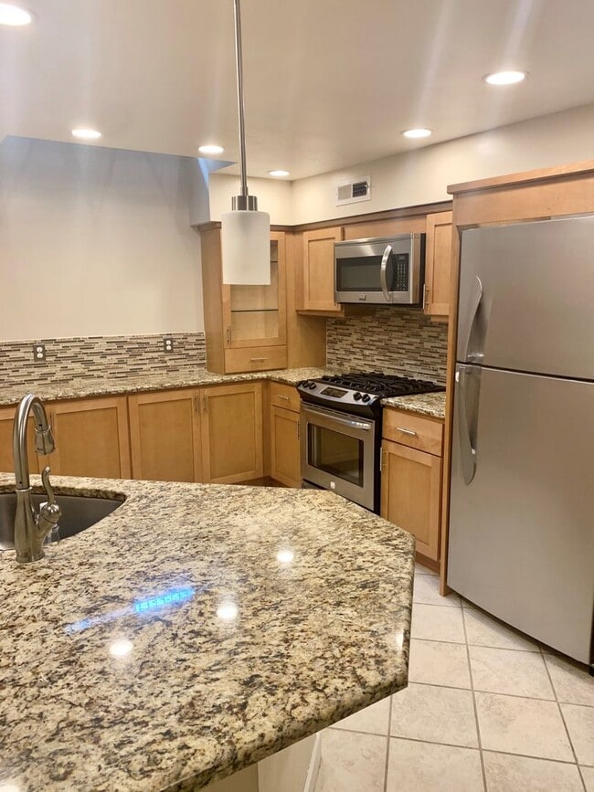 Building Photo - Amazing 2-Bedroom Townhouse Located in Bella Vista! Available mid-July!