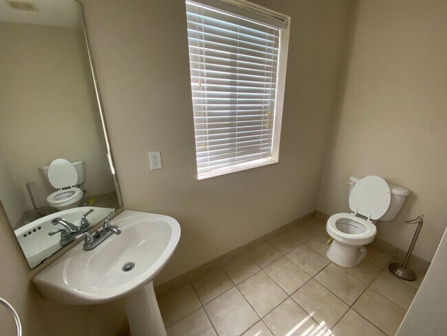 Building Photo - Beautiful Townhouse Style Apartment availa...