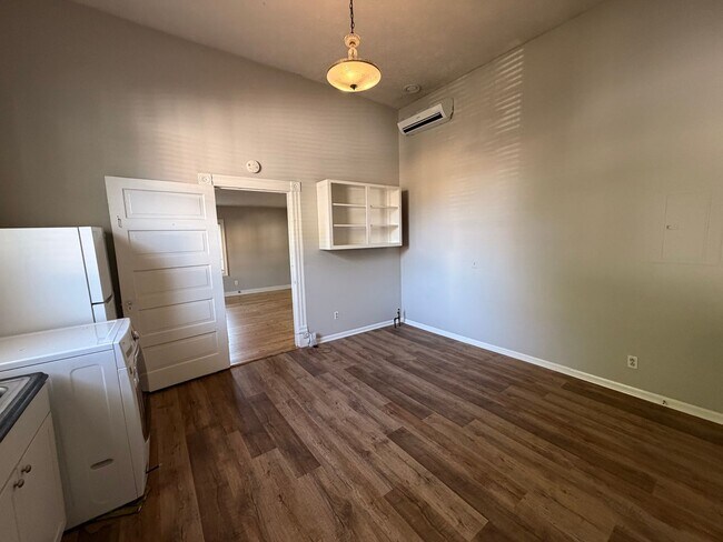 Building Photo - 335 E Burton St