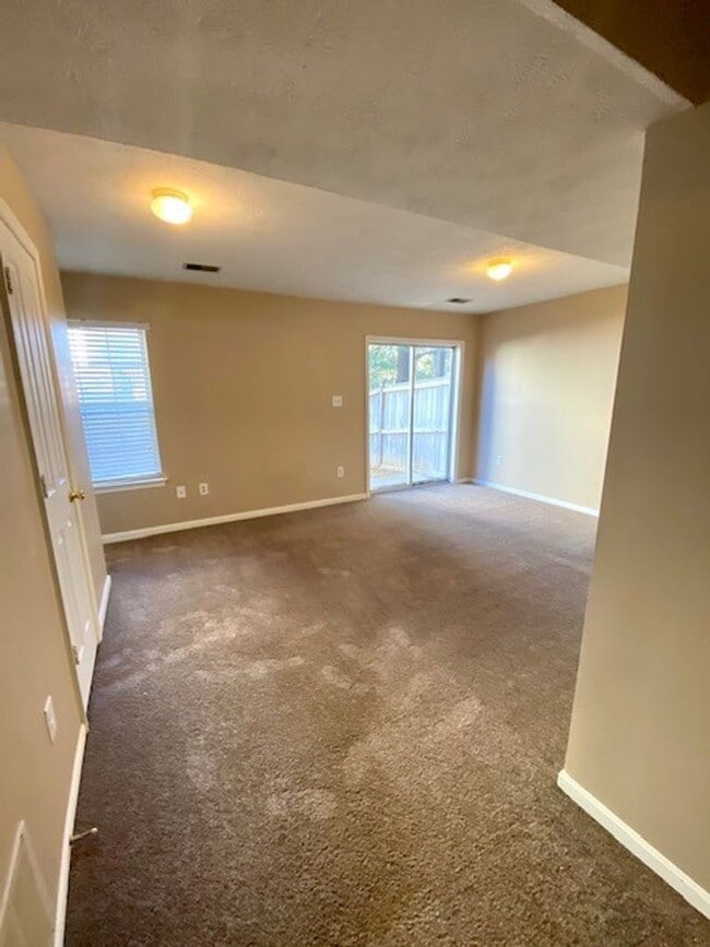 Building Photo - Gorgeous 3 Bedroom Townhome!