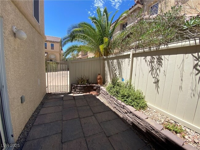 Building Photo - 3945 Bayamon St