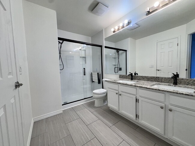 Building Photo - ~Available Now~ Beautifully Updated Two-Bedroom Townhome in Littleton!