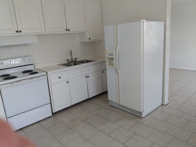 Primary Photo - 3720 E Clay Ave